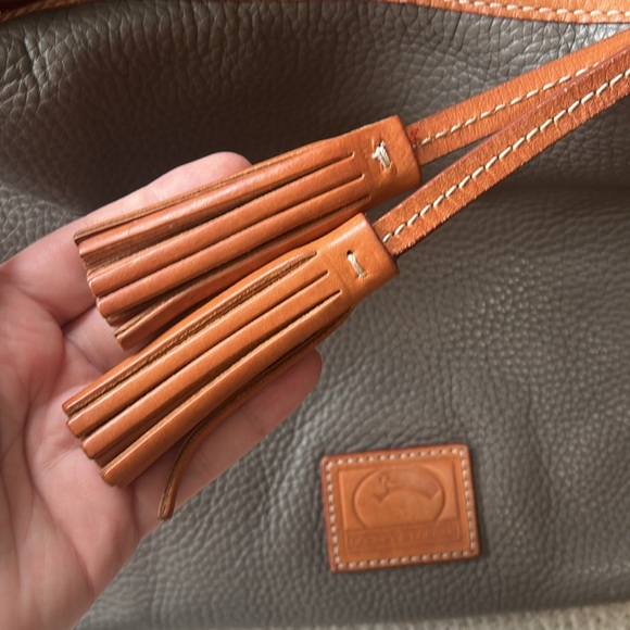 🦆Dooney & Bourke Soft Pebbled Leather Shoulder Tassel Bag - Picture 4 of 12